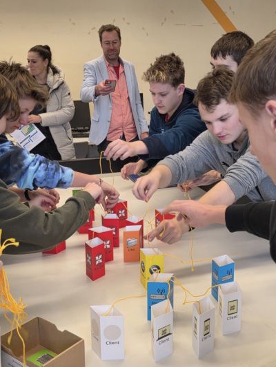 Handlungsorientiert erarbeiten die Schülerinnen und Schüler der IT-AG die Funktionsweise des Internets.