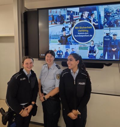 Angelique Felix, Darin Erb und Stefanie Ullmann sorgten durch ihre Einblicke in die Arbeit der Bundespolizei für einen informativen und abwechslungsreichen Vormittag an der Henry-Harnischfeger-Schule.