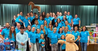 Begeisterte Verkäufer und Einkäufer beim vorsortierten Spielzeugbasar!