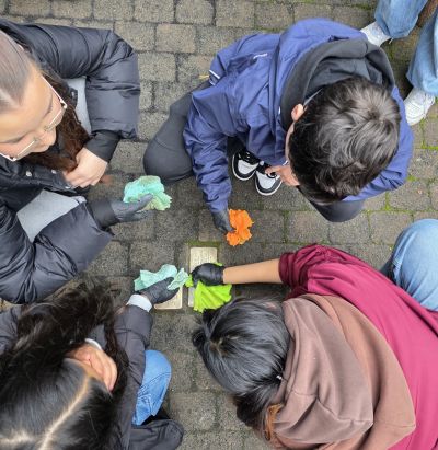 Schüler der Henry-Harnischfeger-Schule reinigen Stolpersteine