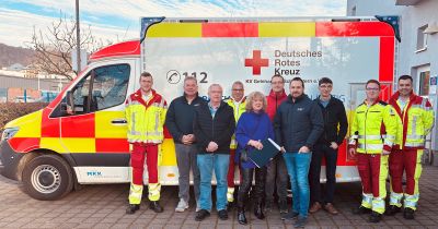 Von links: Mitarbeiter Rettungsdienst, Harald Hellenrand (Servicestelle), Eugen Metzler (Dienstplanung Rettungsdienst), Dr. Euteneuer (Auditorin), Jonas Zinke (Rettungsdienst), Karsten De Man (Bereichsleiter Technik Rettungsdienst), Fabian Gastine (Rettungsdienstleiter), weitere Mitarbeiter Rettungsdienst.