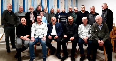 Vorstand und Delegierte der Obst- und Gartenbauvereine. Sitzend von links: Iris Schick-Schäfer Schriftführerin, Gerhard Reitz Kassenwart, Hartmut Schwaz Erster Vorsitzender, Armin Mohn Zweiter Vorsitzender