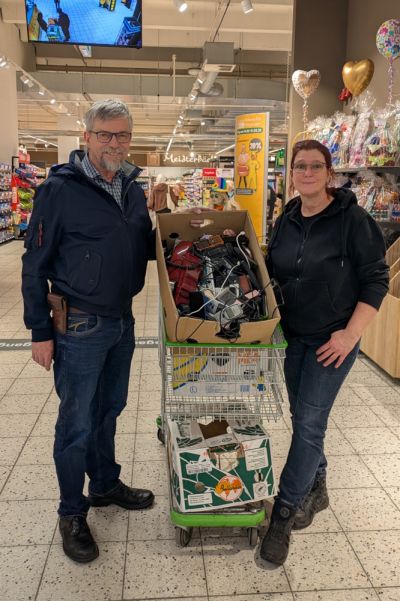 Angela Kaulbarsch übergibt eine Einkaufswagenladung Handys an NABU-Vorsitzenden Volker Laubenthal.