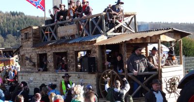 Fastnachtsumzug am „Golf von Wächtersbach“ -  Narren, Musik und gute Laune