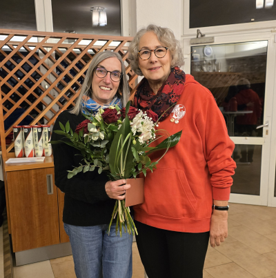 Die Vorsitzende Dagmar Schocker (re.) bedankt sich bei Melani Fleig (li.) für zehn Jahre Vorstandsarbeit als Kassenwartin und verabschiedet sie aus dem Vorstandsgremium.