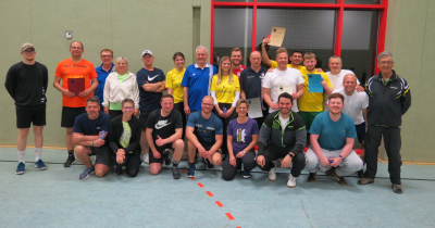 Auf dem Gruppenbild sind die Teilnehmer mit dem Turnierleiter Tom Paller und Abteilungsleiter Gerhard Werthmann zu sehen.