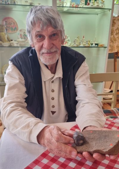 Rainer Mende präsentiert einen steinzeitlichen „Schminkstein“