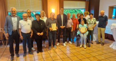 Erster von links: Bürgermeister Andreas Weiher, 2. von links: Julius Bergmann VdK, dritte von links: Ortsvorsteherin Angelika Schaub, fünfter von links: Jan Volkmann, Stadtverortnentenvorsteher.