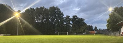 Sie leuchten hell, sie leuchten warm: Das modernisierte Flutlicht am Sportplatz des SV Melitia Aufenau eignet sich künftig auch für den Ligaspielbetrieb.