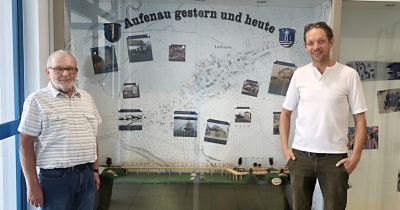Von links: Julius Bergmann und Nicky Kailing vor der Vitrine „Aufenau gestern und heute“.