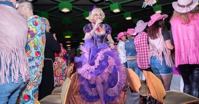 Rosa Cowboys, glitzerlila Cancan und ganz viel Helau – die Rosa Sitzungen des WCV begeistern erneut