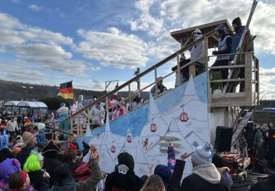 Sonnenschein, Frost und fantastische Stimmung: Fastnachtsumzug in „Watchmanriver“