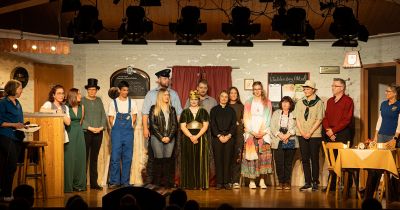 Laienspieler begeistern mit „Mord. Mord. DORF.“ Publikum in Waldensberg Mord(s)-Erfolg auf der Bühne