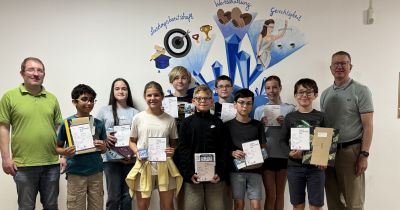 Benjamin Wieners (Fachbereichsleiter Mathematik), Ibrahim Alabdulkarim, Mina Buljic (Schulsiegerin und erster Preis), Lotta Sophie Appl, Lenny Ihle, Hannes Rützel, Lien Luckhardt, Mahir Dinc, Lina Klass, Elias Fanta, Dirk Eckrich (Schulleiter). Es fehlt Bilal Yildirim.