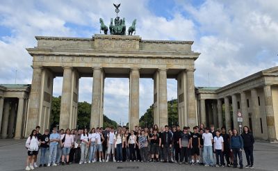 Der Jahrgang 9 der Henry-Harnischfeger-Schule vor dem Brandenburger Tor.