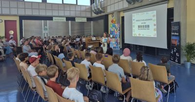 Schüler und Eltern werden willkommen geheißen.